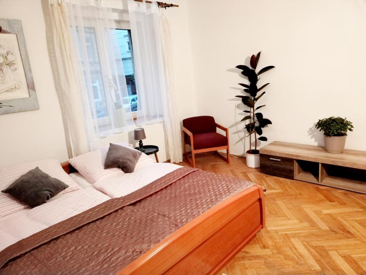 Apartman Isabel Дечин Екстериор снимка